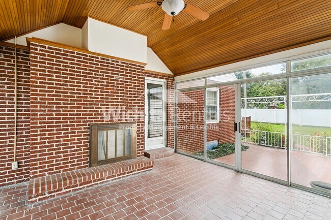 Building Photo - Large 3 bed 2 bath North Riverside Home