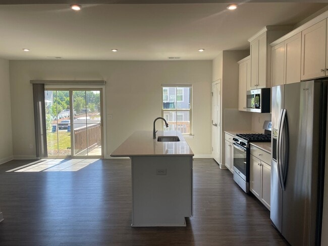 Building Photo - Luxury 3BR Townhome in Langtree- Modern Finishes & Prime Location!