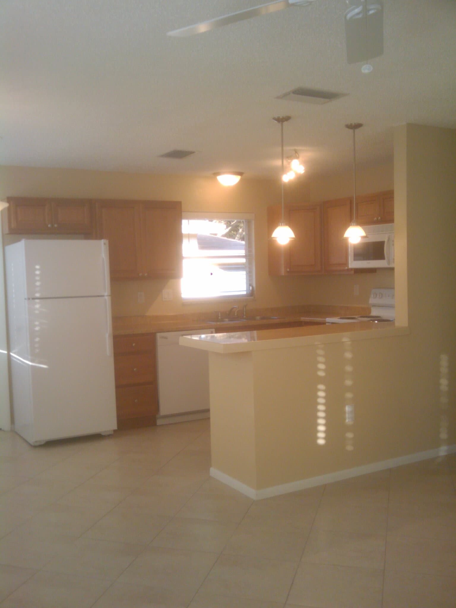 Building Photo - 247 Royal Palms Dr