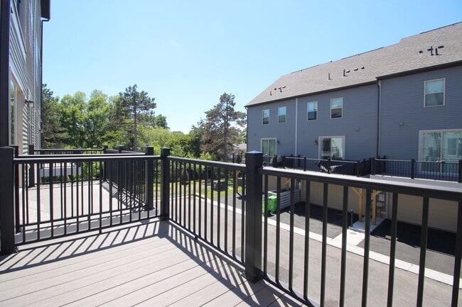 Building Photo - Well-located 2-bedroom