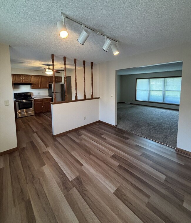 Building Photo - 3 Bed/ 1.5 bath Duplex for rent in desirable Waterloo location!