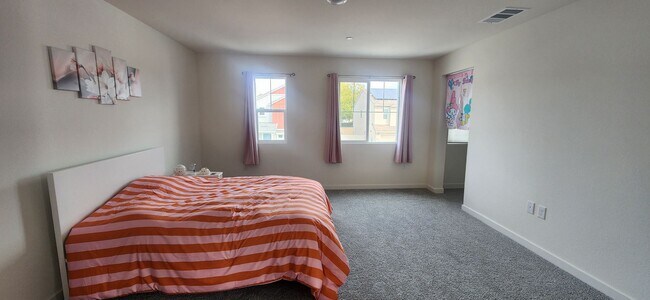 Building Photo - Beautiful 3 Bedroom 2.5 Bathroom Home in E...