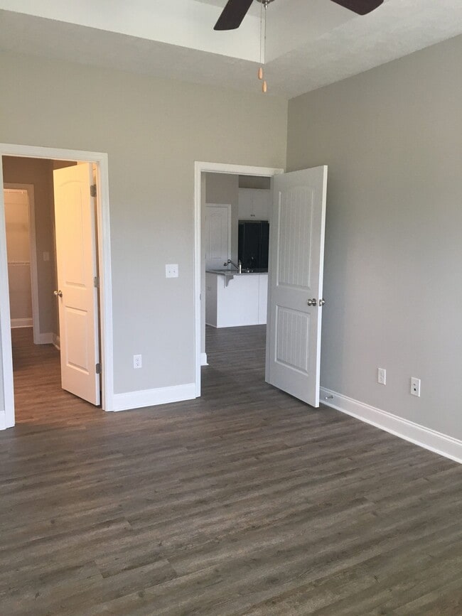 Building Photo - 2 Bed/ 2 Bath Townhome - 7 Minutes from Fo...