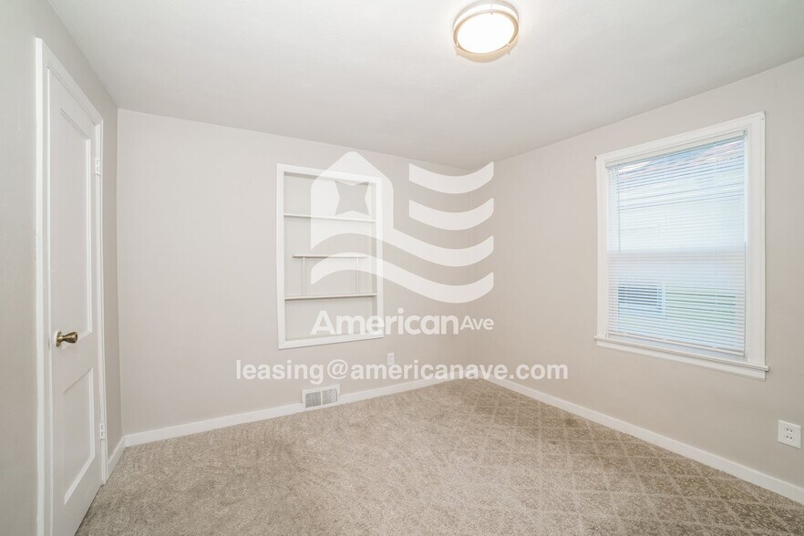 Building Photo - 908 E Maywood Ave