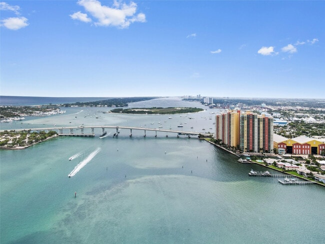 Building Photo - 2650 Lake Shore Dr