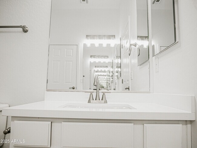 Building Photo - 1024 W Ayrshire Trail