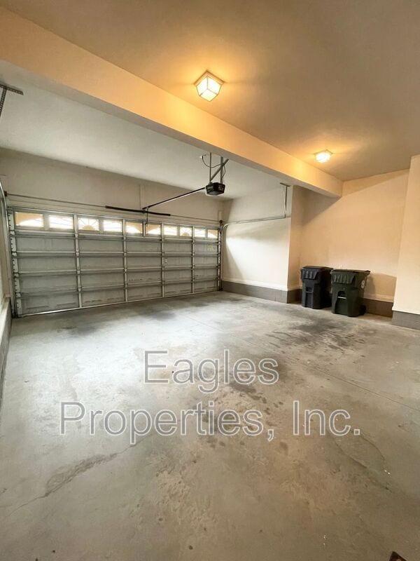 Building Photo - 216 King's Way