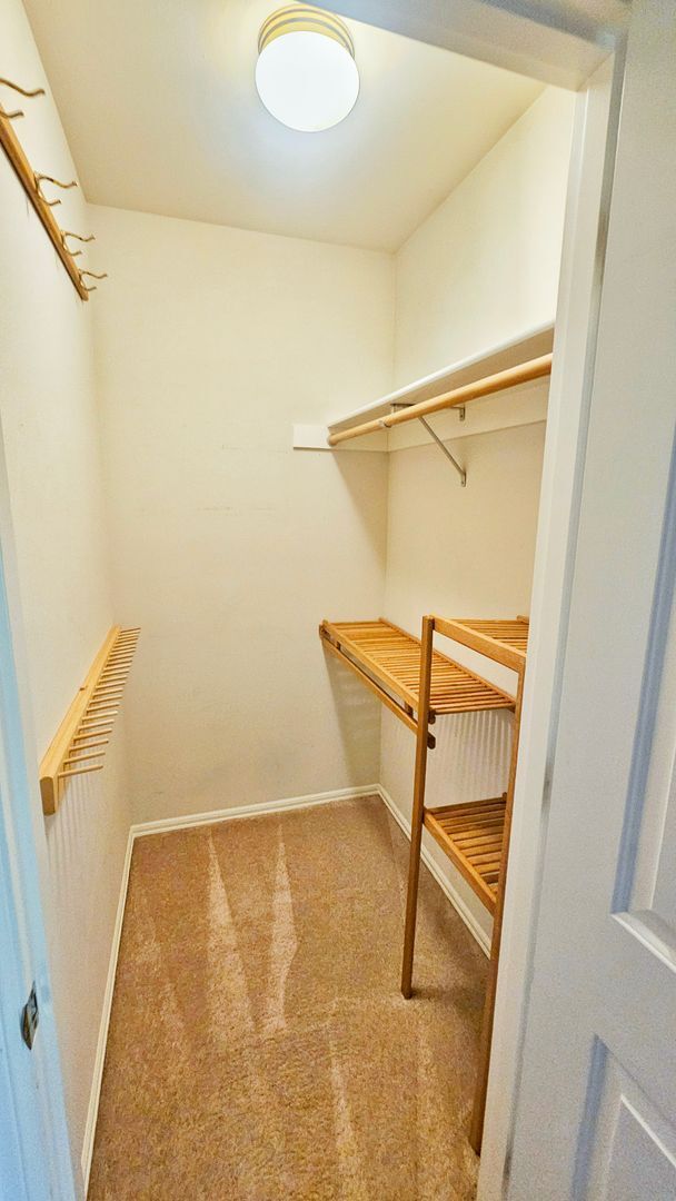 Building Photo - Beautiful 4 Bed 2.5 Bath  3190 sq ft Home ...