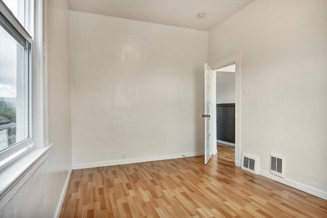 Building Photo - Three Bedroom House in Visitacion Valley