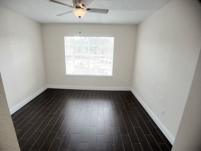 Building Photo - Beautiful 1/1 Wood Floor Condo With a Beau...