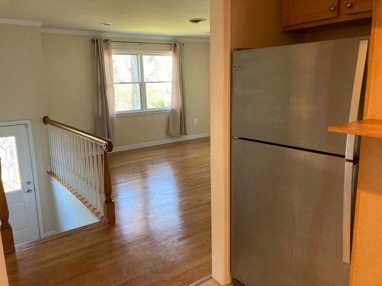 View of entrance & living room from ki - 7288 Beechtree Ln