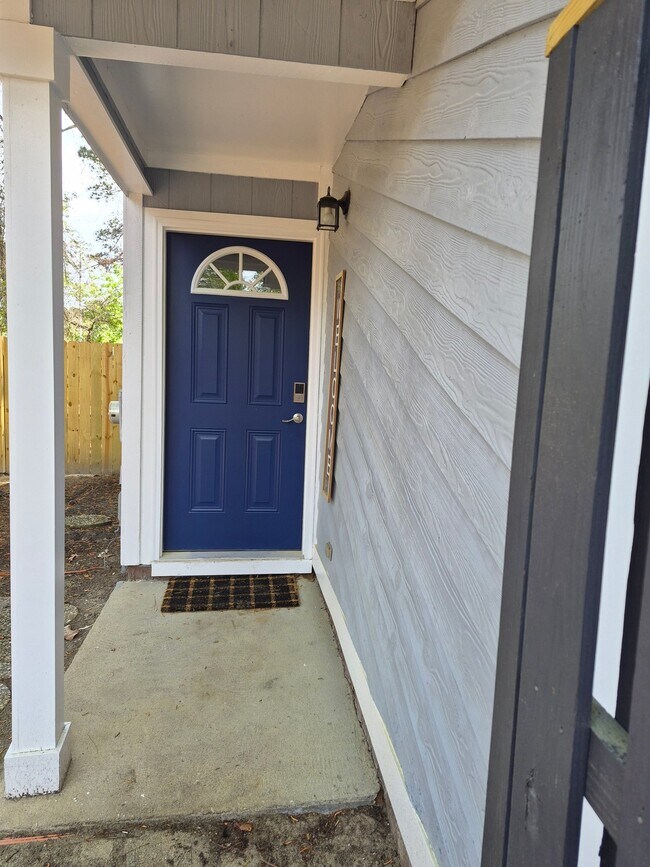 Building Photo - 719 Hedgelawn Way