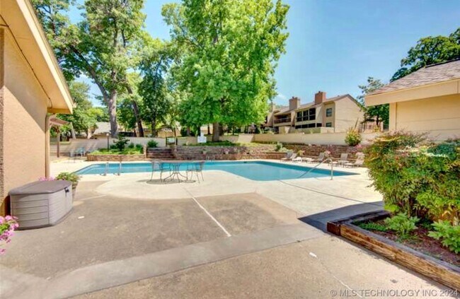 Building Photo - Gorgeous and spacious condo in a quiet and convenient location!