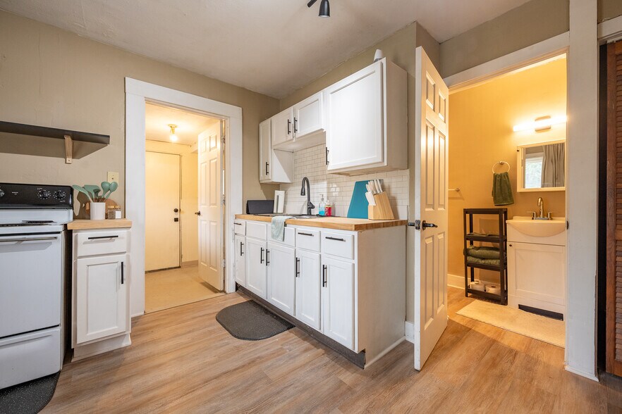 Building Photo - 4502 Kingsley Dr