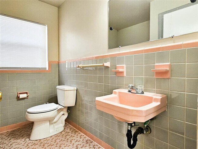 Building Photo - 1917 Casco St