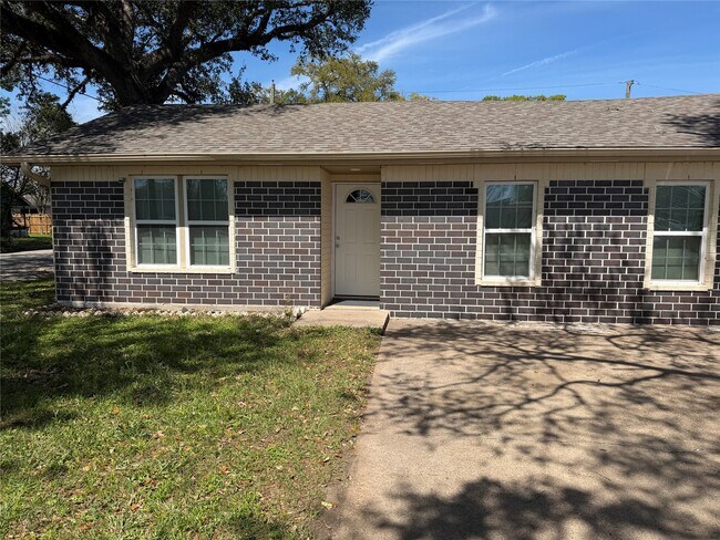 Building Photo - 2501 Maple St