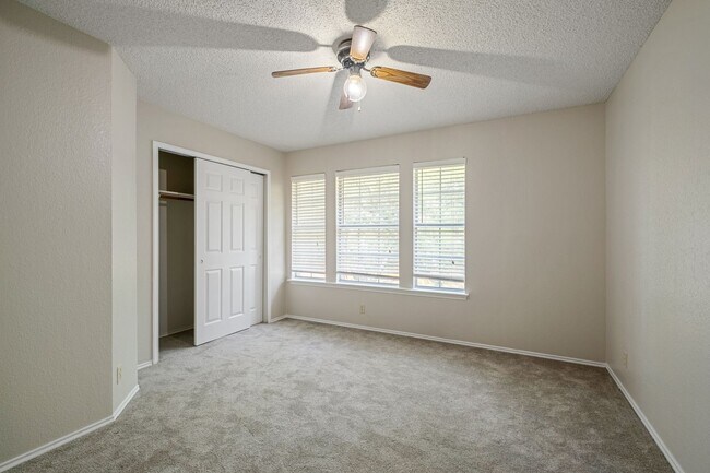 Building Photo - Stunning 4 Bedroom, 2.5 Bath Home in Block...