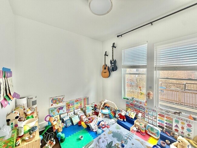 Building Photo - 13 Schuyler St