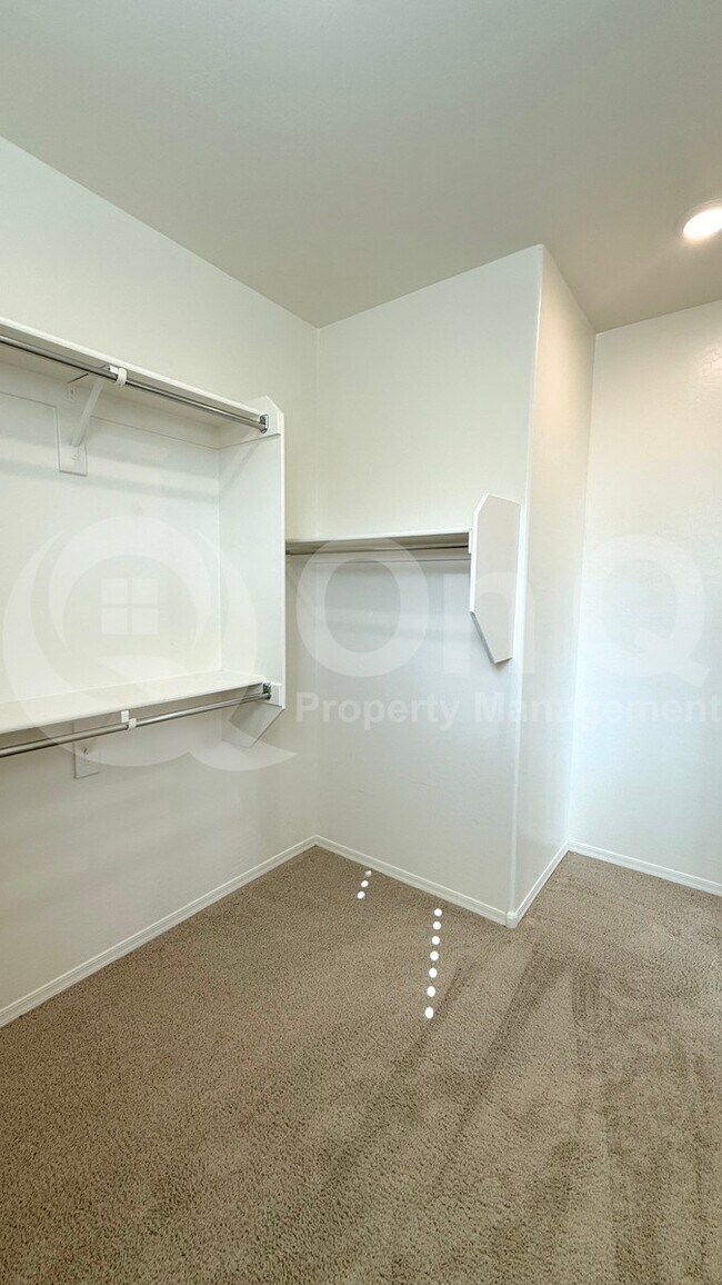 Building Photo - 2664 S Peppertree Dr