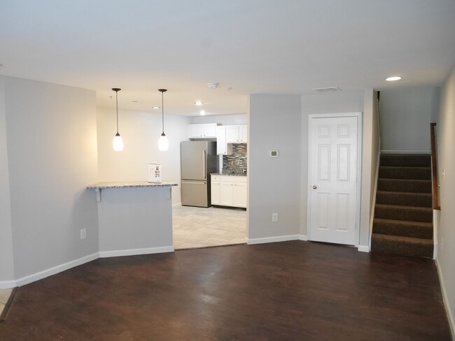 Building Photo - Move in Ready Townhouse!