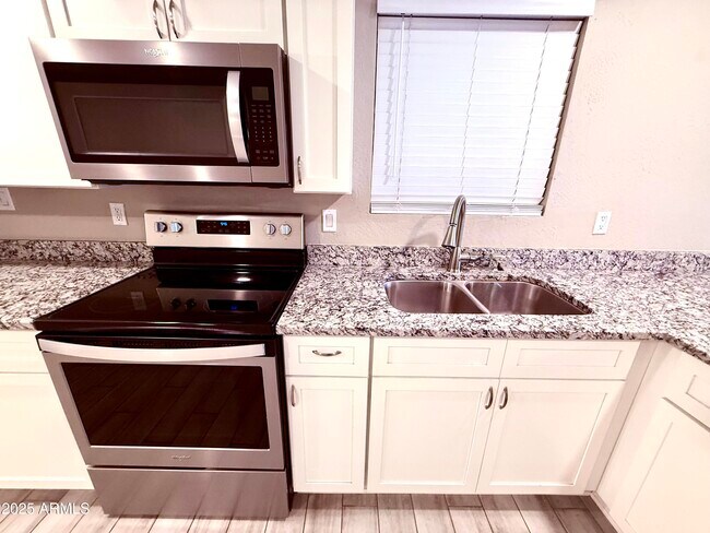 Building Photo - 937 N Wedgewood Dr