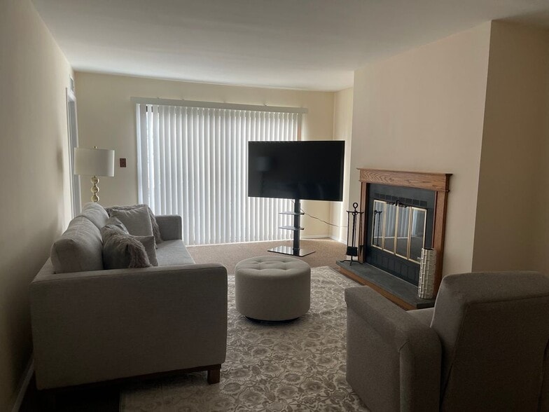 Building Photo - 304 Town Hill Condominium