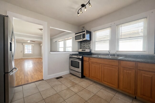 Building Photo - Charming 2BR Home with Yard, Porch & In-Home Laundry