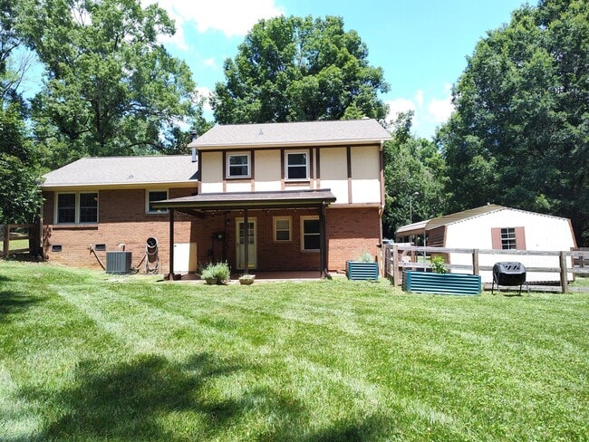 Building Photo - Charming split level home located in the Mcclintock Woods Community in Charlotte!
