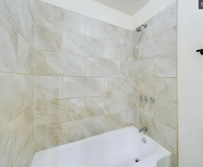 Building Photo - Spacious 4 Bed | 2 Bath Renovated Home!