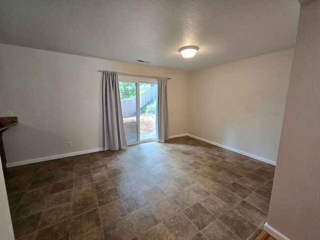 Building Photo - 3-bedroom, 2-bath home in Grass Valley