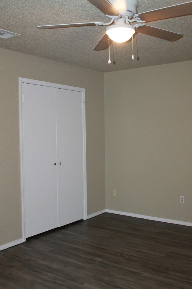 Building Photo - Just Minutes from Tinker!