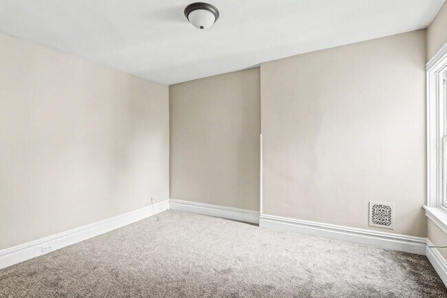 Building Photo - 5 bedroom, 2 bathroom house in downtown Carlisle