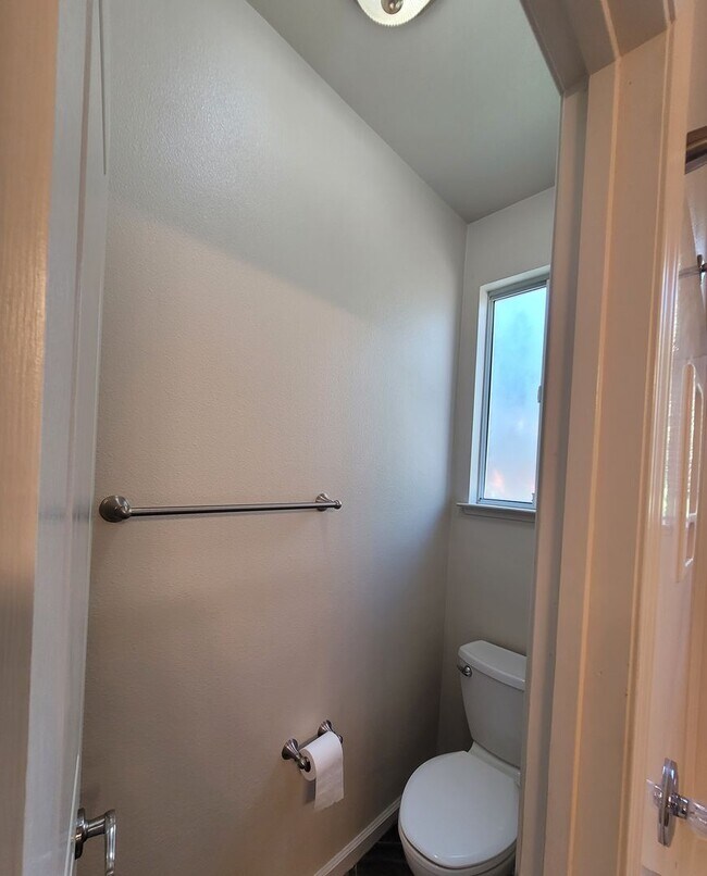 Building Photo - 1095 Crescent Dr