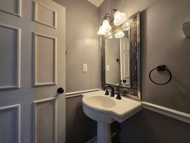 Building Photo - Spacious 5-Bedroom Family Home