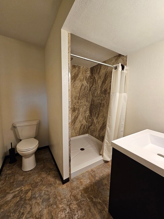 Building Photo - 3 BED | 2.5 BATH | SPLIT-FOYER HOME | DOUB...