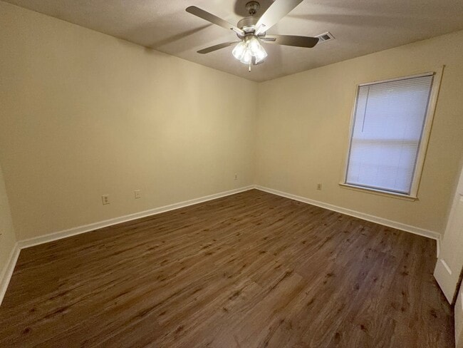 Building Photo - 1337 Kent Dr