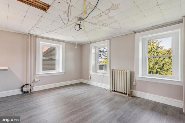 Building Photo - 313 Edgewood Dr