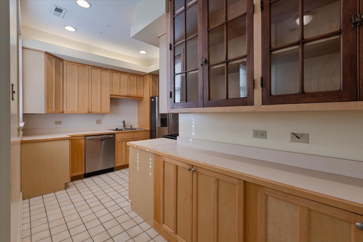 Building Photo - 7216 S South Shore Dr