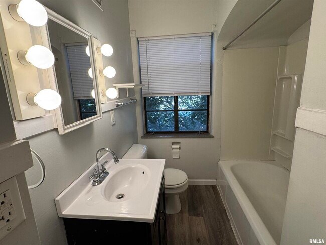 Building Photo - 405 W Columbia Ave