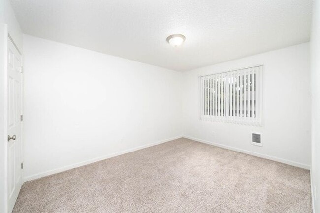 Building Photo - 2 bedroom unit close to downtown Gresham!!