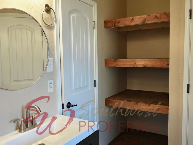 Building Photo - Charming 3 bed, 2 bath rental home with office!