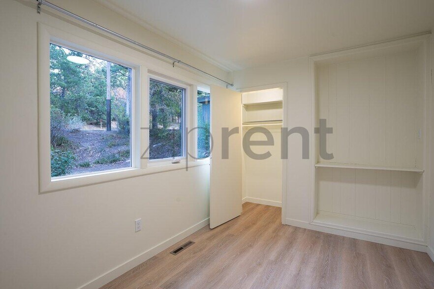 Building Photo - Unit