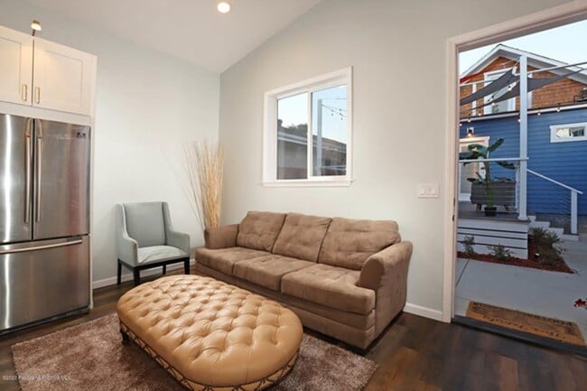 Building Photo - Private 1 Bed 1 Bath Back House with Yard ...