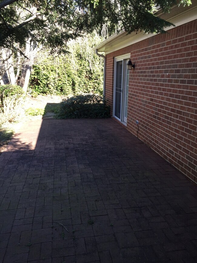 Building Photo - Very well kept condo in Lytchfield off Allistair Rd