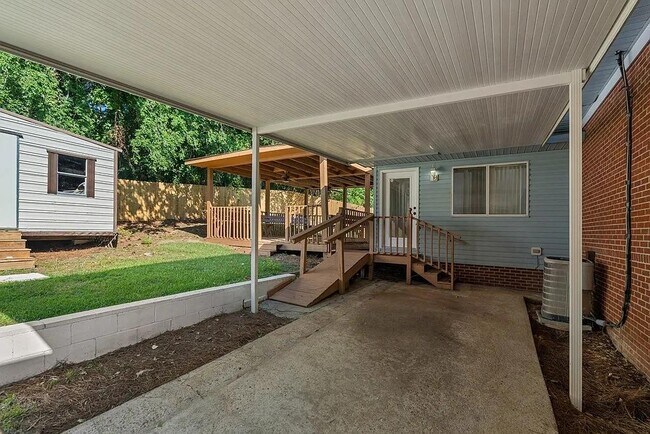 Building Photo - 803 Lichfield Rd