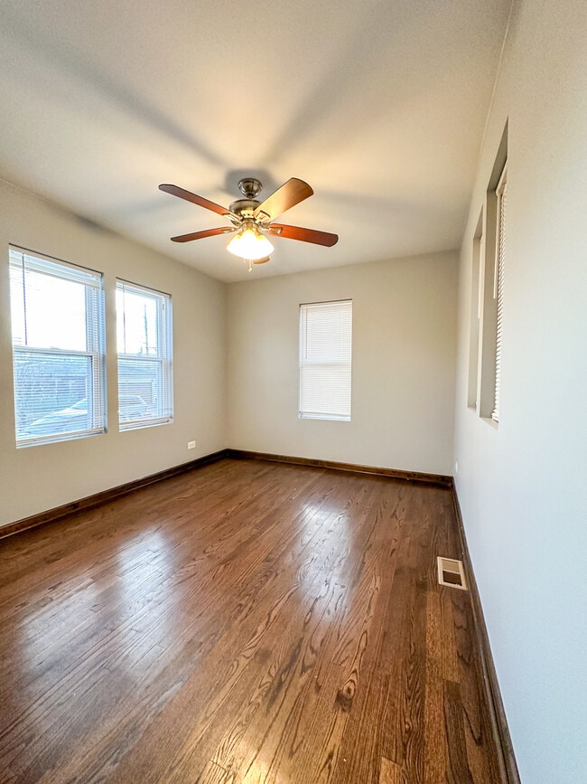 Building Photo - 6058 S Richmond St