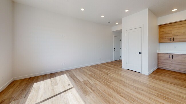 Building Photo - 1322 S Sawmill Blvd
