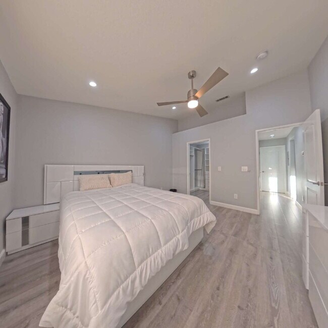 Building Photo - 1 BED 1 BATH CONDO 2nd FLOOR AT OPULENCE!