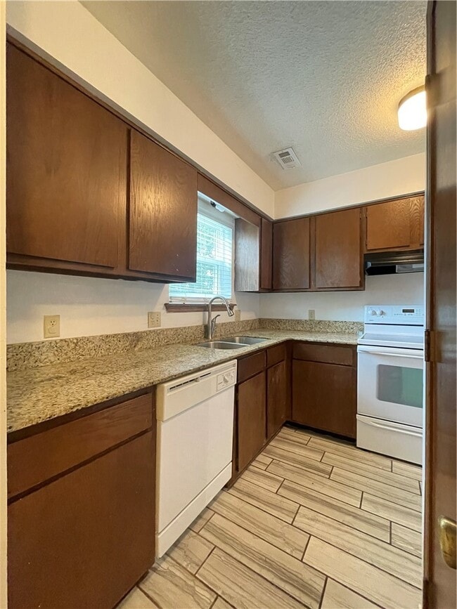 Building Photo - 4110 N Sunflower Cir