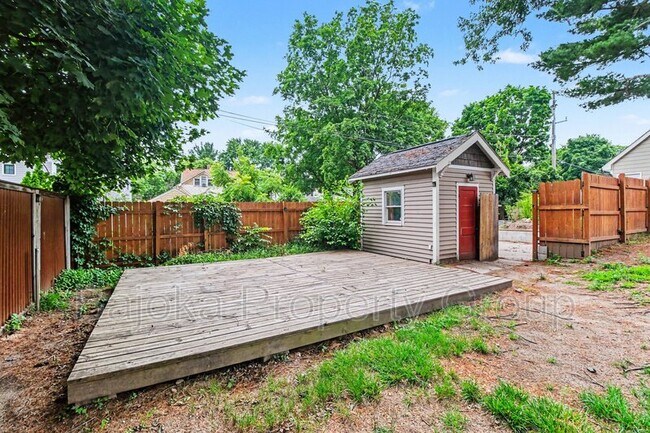 Building Photo - 127 Drace St